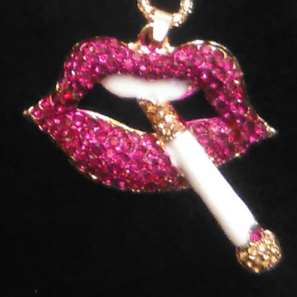 Betsey Johnson Sexy Deep Pink LIPS Lipstick Crystal Rhinestone Pendant Necklace - Picture 9 of 10